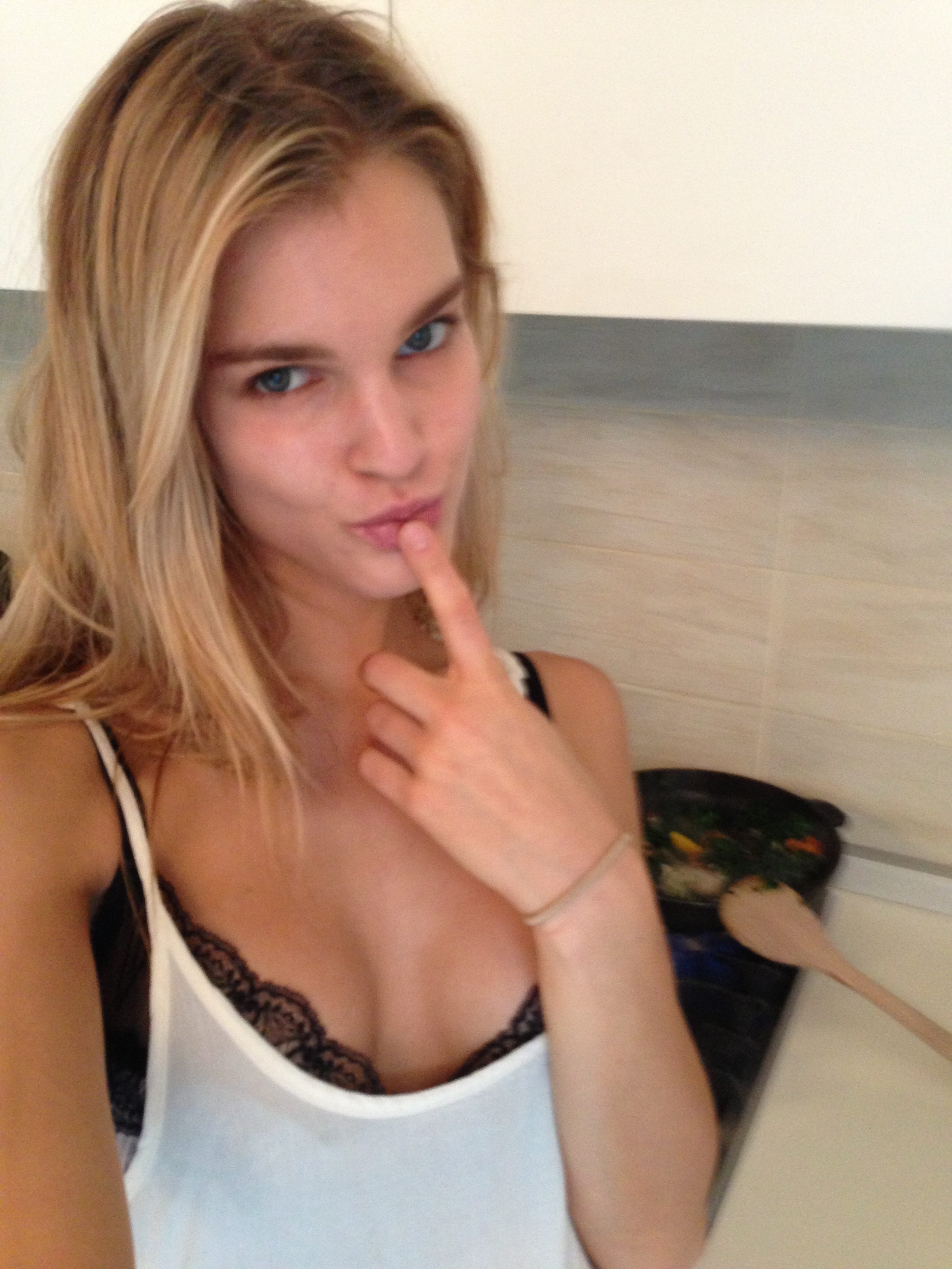 Разжалованный ангел Victoria's Secret Джой Корриган вновь эпатировала публику, появившись на ужине в совершенно прозрачной маечке на голое тело. Топ фото скандалистки Джой Корриган совсем без маечек и трусиков, украденных хакерами